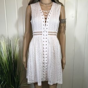 BEAUTIFULLY DETAILED LACE DRESS